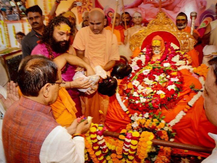 MP Swami Swaroopanand Saraswati bhu samadhi with state honors ANN Swaroopanand Saraswati: राजकीय सम्मान के साथ स्वामी स्वरूपानंद को दी गई भू-समाधि, CM शिवराज ने भी किए अंतिम दर्शन
