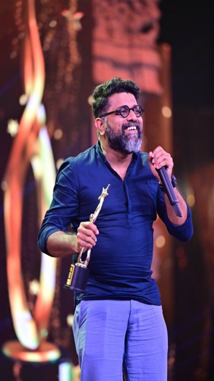 சிறந்த இயக்குநருக்கான விருதை மாலிக் திரைப்படத்திற்காக இயக்குநர் மகேஷ் நாராயண் பெற்றார்