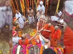 In Photos: हजारों नम आंखों ने स्वामी स्वरूपानंद सरस्वती को दी अंतिम विदाई, देखें तस्वीरें