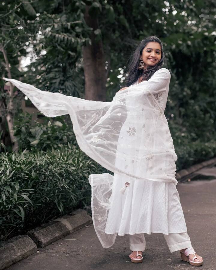 कॉलेजमध्ये असताना हृता वेगवेगळ्या कार्यक्रमांमध्ये सहभागी व्हायची. इथूनच तिला अभिनयाची आवड निर्माण झाली.