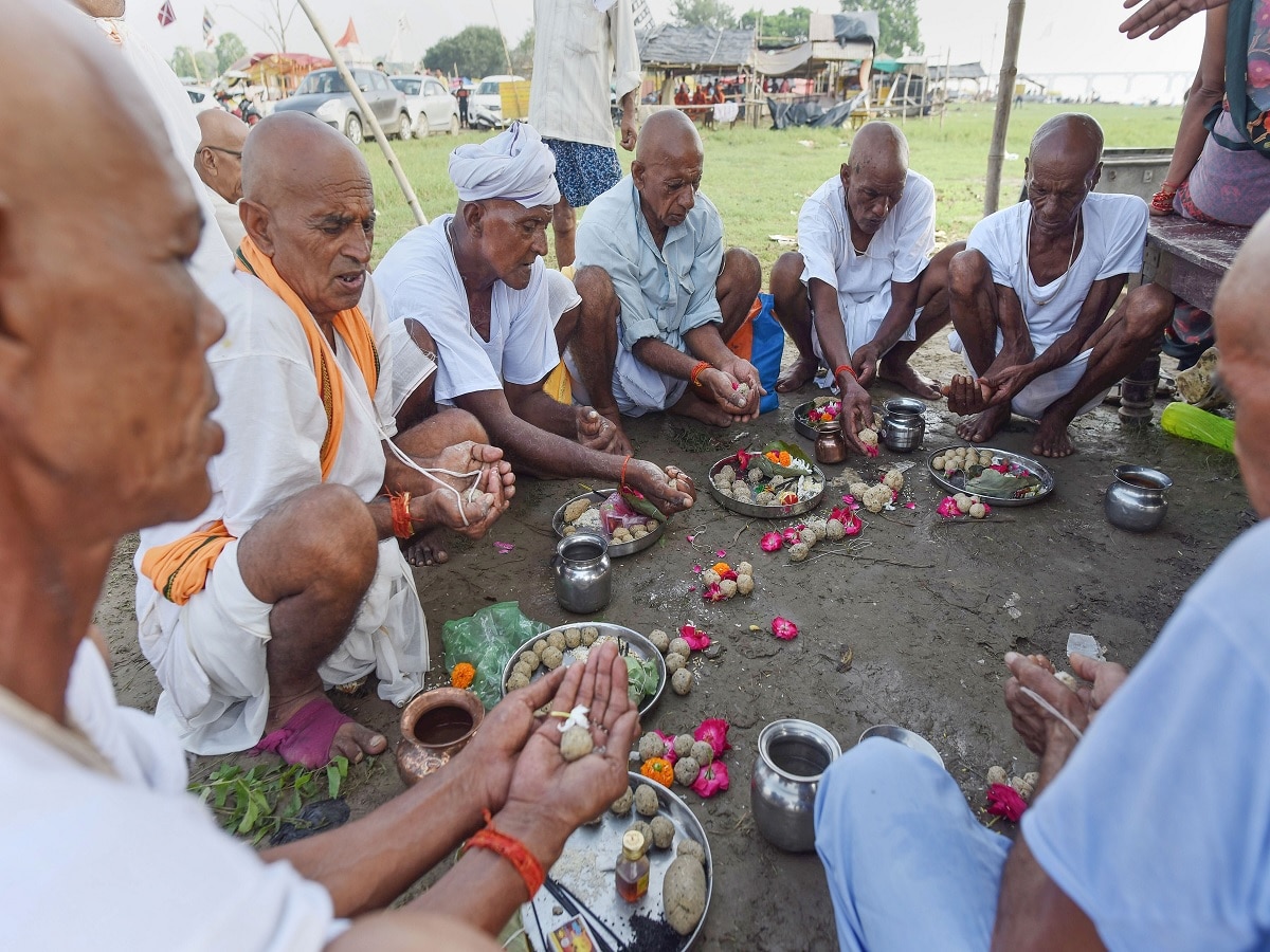 Pitru Paksha 2022: પિતૃપક્ષમાં કુંવારા પંચમીના શ્રાદ્ધ પર કરો આ 6 ચીજોનું દાન, પિતૃઓ થશે રાજીના રેડ