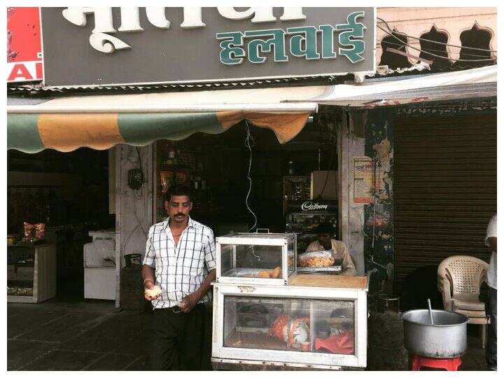 जिससे कि आसपास के लोग शौक रह जाते. यहां के आसपास के लोग सोचते कि रोज भूत आकर सारी मिठाइयां बना कर चले जाते हैं. जिसके बाद से इन मिठाइयों की मांग बढ़ने लगी और इसी तरह उनकी दुकान खूब चलने लगी.