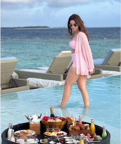 ਪਿੰਕ ਬਿਕਨੀ ਪਾ ਕੇ ਪੂਲ 'ਚ ਮਸਤੀ ਕਰਦੀ ਨਜ਼ਰ ਆਈ Aamna Sharif, ਕਾਤਲਾਨਾ ਅੰਦਾਜ਼ ਦੇਖ ਕੇ ਦੀਵਾਨੇ ਹੋਏ ਫ਼ੈਨਜ਼