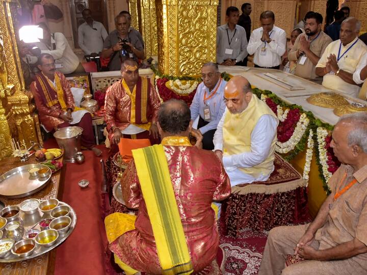 एक विज्ञप्ति के मुताबिक, शाह ने सोमनाथ मंदिर में पूजा-अर्चना की और बाद में समुद्र दर्शन पथ के पास हनुमान की प्रतिमा का अनावरण किया. उन्होंने समुद्र दर्शन पथ पर कुल 202 ‘मारुति हाट’ दुकानों का भी उद्घाटन किया.