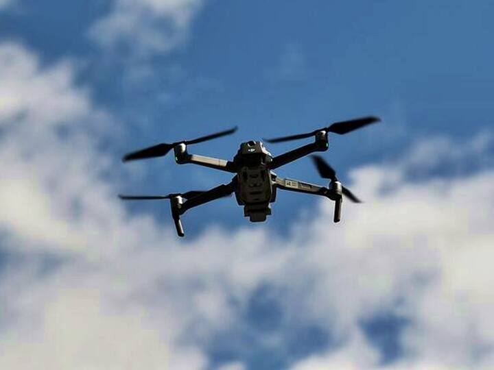 Suspected Drone Spotted Near IB In J&K's Samba, Pak Drone Entering Ferozepur Forced To Return Jammu Kashmir: Suspected Drone Spotted Near IB In Samba, Pak Drone Entering Ferozepur Forced To Return Suspected Drone Spotted Near IB In J&K's Samba, Pak Drone Entering Ferozepur Forced To Return
