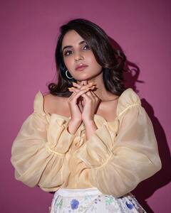 Jasmin Bhasin : अभिनेत्री जॅस्मिन भसीनचा ग्लॅमरस अंदाज; फोटोशूटनं वेधलं लक्ष