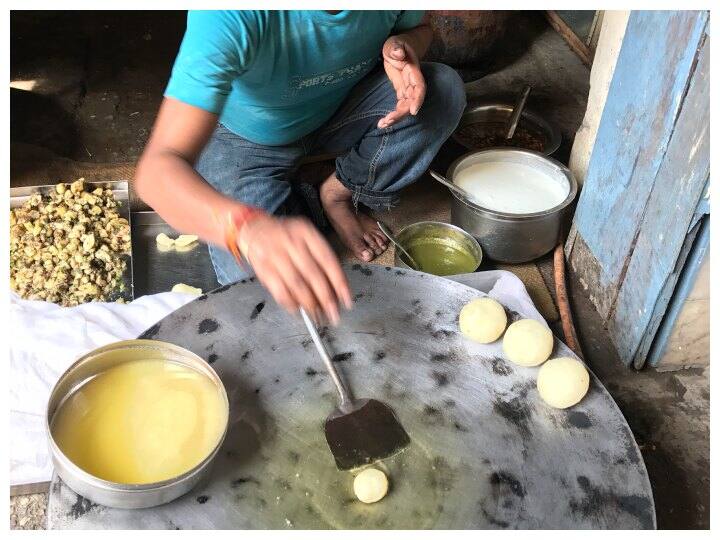 उन्होंने दुकान को बाहर से तो बंद कर दिया पर वह रातभर मेहनत कर के दुकान के अंदर मिठाईयां बनाते. जिसके बाद अगले दिन दुकान के बाहर सुबह सुबह मिठाईयों और पकवानों की वैरायटी नजर आती.