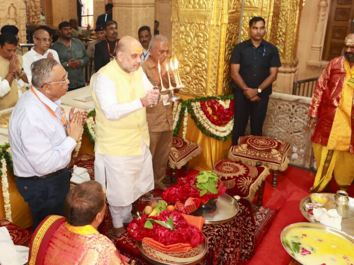 केंद्रीय मंत्री ने सोमनाथ ट्रस्ट के एक पोर्टल की भी शुरुआत की, जिसके जरिये भक्तों को मंदिर में पूजा करने के लिए समय की ऑनलाइन बुकिंग करने, दान करने, कमरे बुक करने और सोमनाथ महादेव के सीधे दर्शन की सुविधा मिल सकेगी. शाह सोमनाथ ट्रस्ट के ट्रस्टी भी हैं.