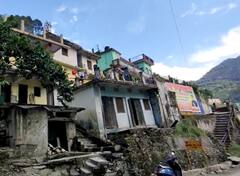 कर्णप्रयाग में जमीन धंसने से लोगों के घरों में आई दरार, खौफ के साये में जीने को मजबूर 22 परिवार