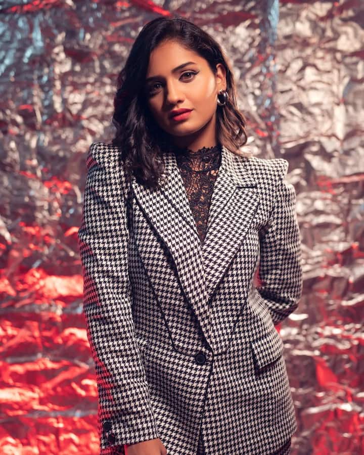 नुकतीच हृता दिग्दर्शक-निर्माता प्रतिक शहासोबत लग्नबंधनात अडकली आहे.