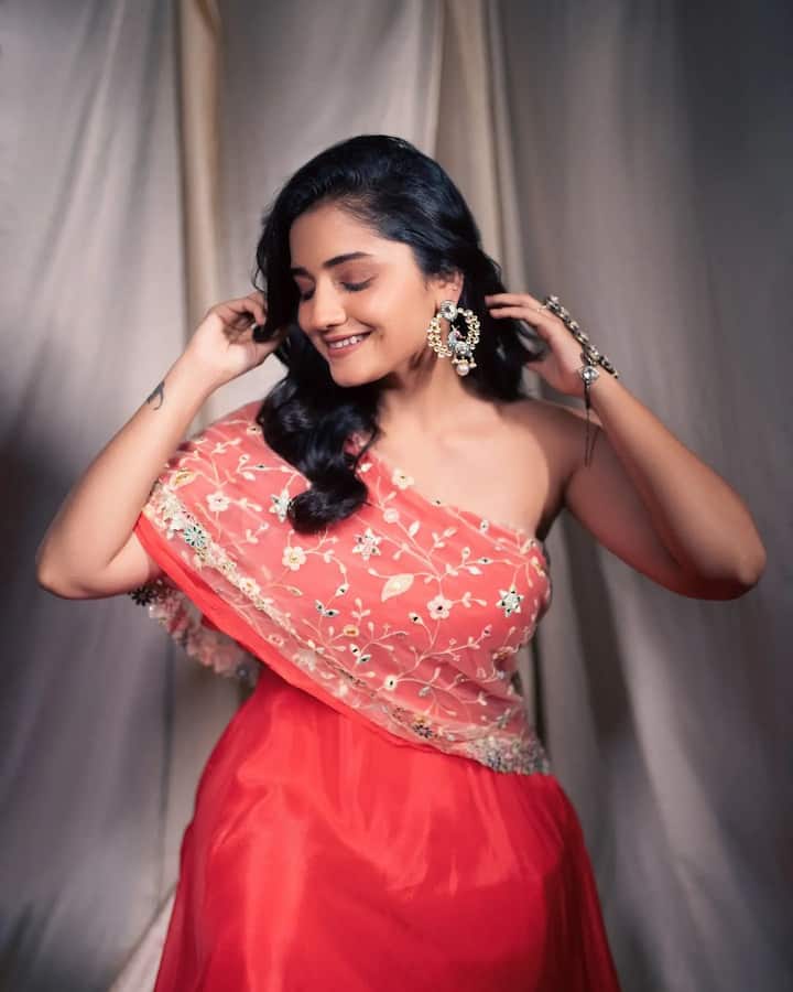 हृता दुर्गुळेने तिचे शिक्षण मुंबईतल्या रामनारायण रुईया कॉलेजमधून पूर्ण केले आहे. याशिवाय तिने मास मीडियामध्ये पदवीचे शिक्षण घेतले आहे.