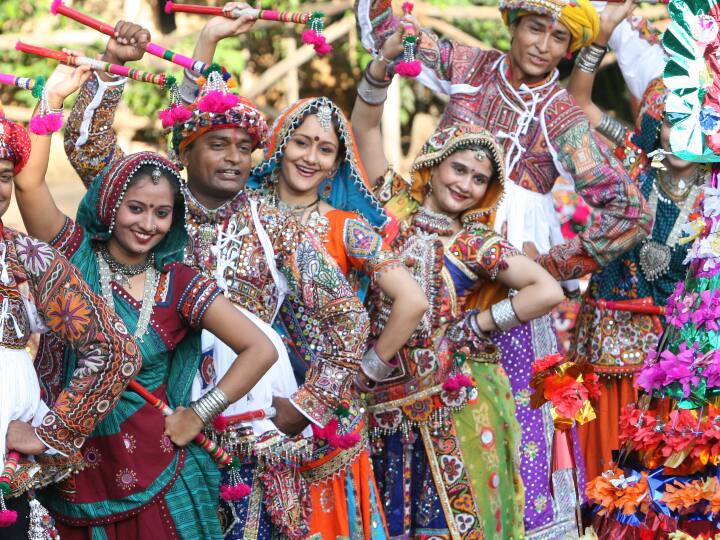 गुजरात में कहां-कहां होता है आयोजन: गुजरात में नवरात्रि के मौके पर हर तरफ इसकी धूम होती है. इस त्योहार के दौरान धार्मिक तीर्थयात्रा मुख्य रूप से शक्ति पीठों में केंद्रित होती है. इसका आयोजन मुख रूप से मेहसाणा के पास अंबाजी, पावागढ़ और बहुचराजी, कच्छ में आशापुरा माता-नो-मध, भावनगर के पास खोडियार मंदिर और अहमदाबाद-राजकोट राष्ट्रीय राजमार्ग पर छोटिला में चामुंडा माता मंदिर जैसे मंदिरों में इसका आयोजन होता है. | Photo: PTI