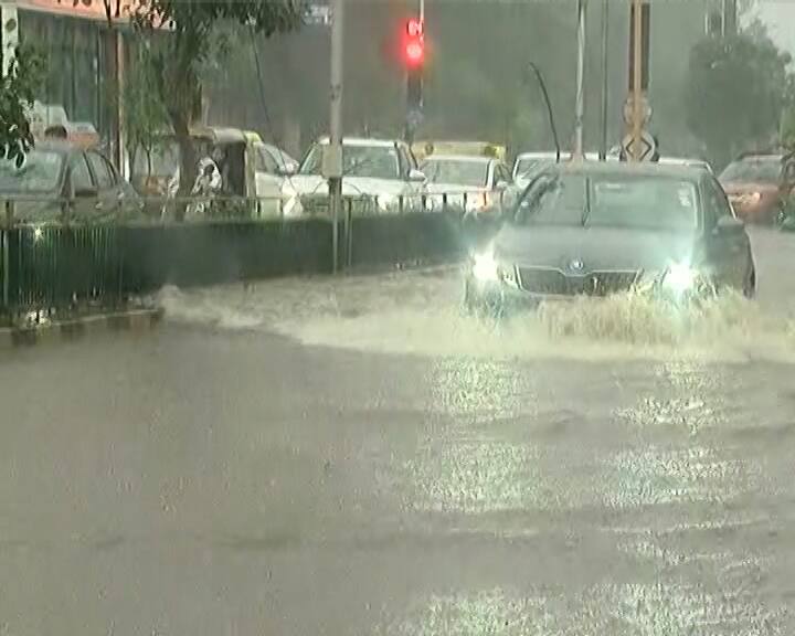 શહેરના મકરબા ઉપરાંત સરખેજ,બોડકદેવ ઉપરાંત એસ.જી.હાઈવે સહિતના વિસ્તારમાં વીજકડાકા અને ગાજવીજ સાથે ભારે વરસાદ વરસવાનુ શરુ થતા વિઝીબીલીટીમાં ઘટાડો થતા લોકોને ફરજીયાત તેમના વાહનોની લાઈટ શરૂ કરવી પડી હતી.