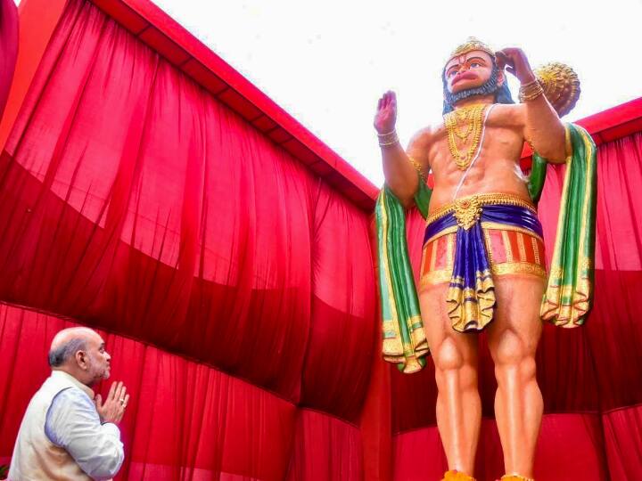 केंद्रीय गृह मंत्री अमित शाह ने रविवार को गुजरात के सोमनाथ शहर में सोमनाथ महादेव मंदिर में पूजा-अर्चना करने के बाद हनुमान की 16 फुट ऊंची प्रतिमा का अनावरण किया.