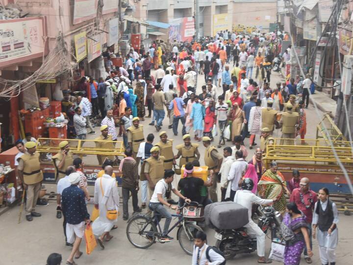 अदालत से झटका मिलने के बाद मुस्लिम पक्ष ने हाईकोर्ट जाने का फैसला किया है. इसके बाद श्रृंगार गौरी के पूजन की अनुमति और परिसर के स्वामित्व के मामले को लेकर सुनवाई शुरु होगी. हालांकि, मामले की संवेदनशीलता को देखते हुए प्रशासन काफी सतर्क है.