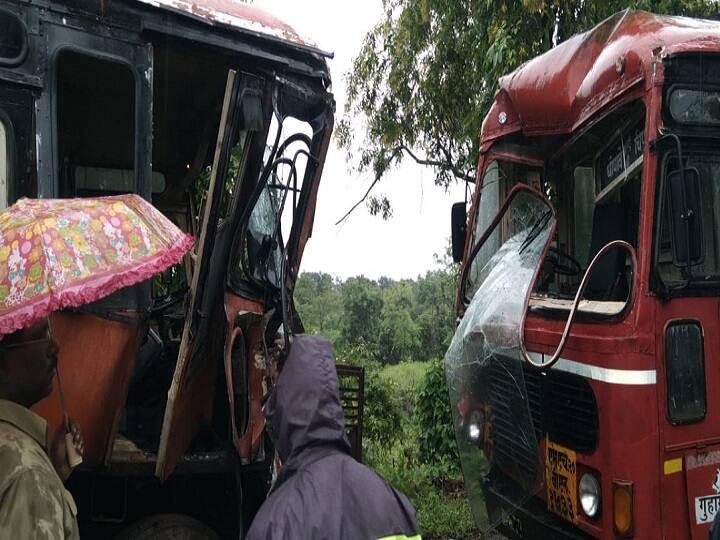Ratnagiri Bus Accident Two buses collide in Guhagar 25 to 30 passengers injured drivers of both buses seriously injured Ratnagiri Bus Accident : गुहागरमध्ये दोन एसटी बसची समोरासमोर धडक, 25 ते 30 प्रवासी जखमी, दोन्ही बसच्या चालकांना गंभीर दुखापत