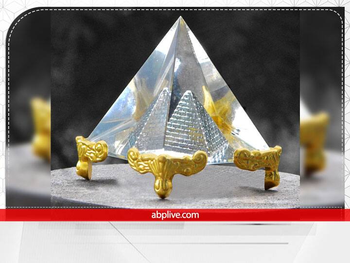 क्रिस्टल पिरामिड- फेंगशुई में क्रिस्टल पिरामिड घर में रखना बहुत शुभ माना गया है. माना जाता है कि ये घर से नकारात्मक शक्तियों को खत्म कर घर में सकारात्मक ऊर्जा को खींचता है. इसे घर की उत्तर-पूर्व दिशा या पूजा स्थान पर रखना शुभ माना गया है.