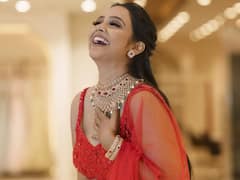 Nitya Shetty : ఎర్రగౌనులో చిరు నవ్వులు చిందిస్తున్న నిత్యాశెట్టి