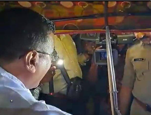 Arvind Kejriwal vs Ahmedabad Police over Auto Ride in Gujarat , going to the auto driver's house for dinner ਆਟੋ 'ਚ ਜਾ ਰਹੇ ਕੇਜਰੀਵਾਲ ਦੀ ਅਹਿਮਦਾਬਾਦ ਪੁਲਿਸ ਨਾਲ ਹੋਈ ਬਹਿਸ , ਆਟੋ ਡਰਾਈਵਰ ਦੇ ਘਰ ਡਿਨਰ ਲਈ ਜਾ ਰਹੇ ਸੀ 