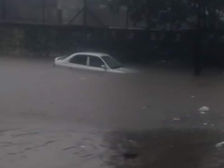 Pune Rain Update 10 incidents of tree felling and cars were washed away in pune Pune Rain Update: 4 तासाच्या पावसाने पुणे पाण्याखाली; 10 झाडपडीच्या घटना अन् गाड्या वाहून गेल्या... पुणेकरांचं मोठं नुकसान