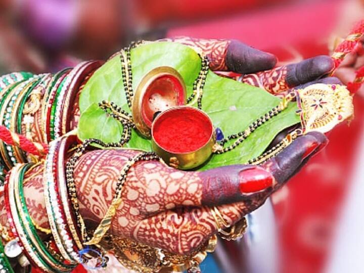 सिंदूर लगाने का तरीका पति के जीवन को प्रभावित करता है, इसलिए जरूरी है कि विवाहित महिलाएं सही विधि से मांग में भरें ताकि पति पर कोई आंच न आए
