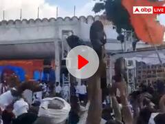 राजस्थान के मंत्री अशोक चांदना पर कार्यक्रम के दौरान फेंके गए जूते-चप्पल, सामने आया वीडियो