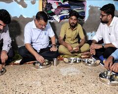 અમદાવાદ: રીક્ષા ચાલકના ઘરે જમ્યા અરવિંદ કેજરીવાલ