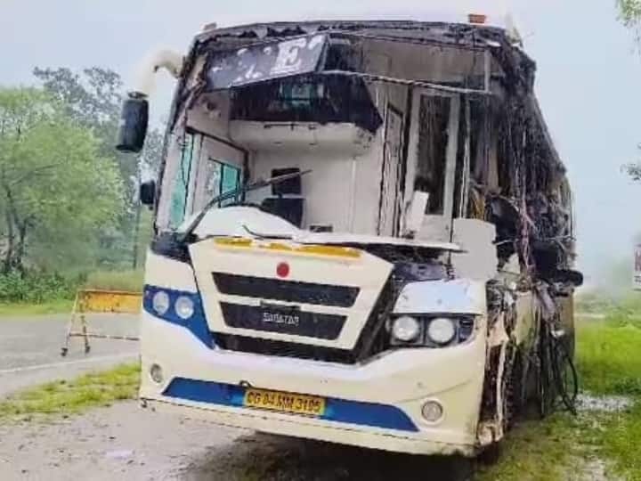 Korba Chhattisgarh 7 people died on the spot more 12 injured in road accident on National Highway ANN Korba News: हाईवे पर ट्रेलर से टकराई तेज रफ्तार बस, शिक्षिका और बच्चे समते सात की दर्दनाक मौत, 12 घायल