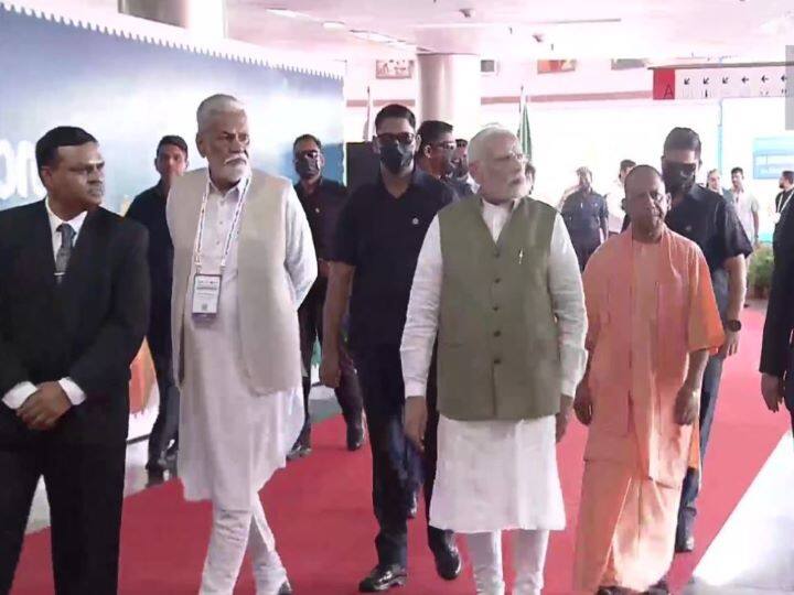 ग्रेटर नोएडा पहुंचे पीएम मोदी के साथ मत्स्य पालन, पशुपालन और डेयरी मंत्री पुरुषोत्तम रूपाला, सीएम योगी आदित्यनाथ और कई अन्य मंत्री मौजूद रहे.