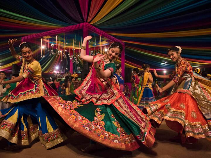 नवरात्रि के नौ रातों को भी तीन भागों में बांटा गया है; पहला दुर्गा के लिए है, वह देवी जिसने राक्षस महिषासुर द्वारा प्रतिनिधित्व की गई एक बुरी शक्ति को नष्ट कर दिया, और जो मानव अशुद्धियों को नष्ट कर देती है; दूसरा है समृद्धि की देवी लक्ष्मी के लिए; तीसरा ज्ञान और कला की देवी सरस्वती के लिए है. | Photo: Gujarat Tourism