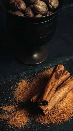 Health Tips : पाठदुखीने त्रस्त आहात? स्वयंपाक घरातील दालचिनी आहे यावर रामबाण उपाय