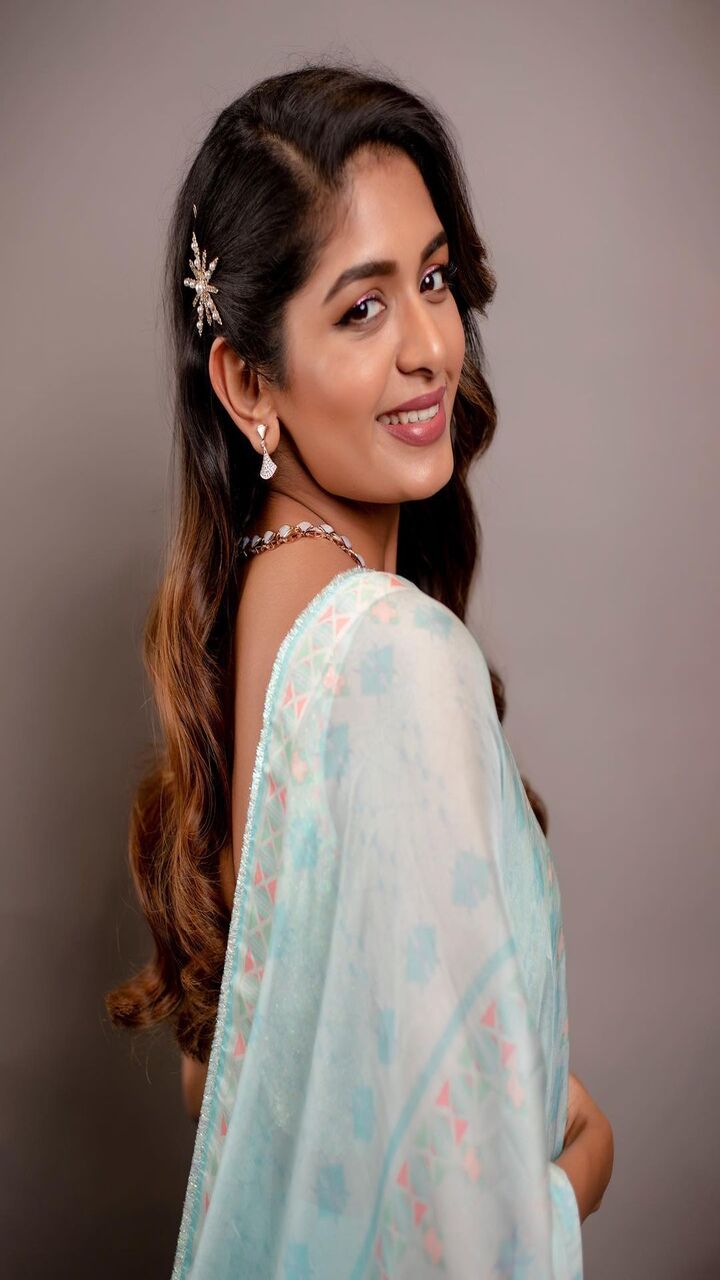 அதிதி ஷங்கர், தமிழ் சினிமாவின் பிரமாண்ட இயக்குநர் ஷங்கரின் மகள் ஆவார்