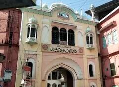 देवबंद में गैर मान्यता प्राप्त मदरसों की जांच करने पहुंची सर्वे टीम, ली गईं ये अहम जानकारियां