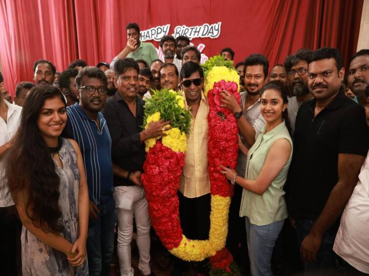 Team Maamannan Celebrated Actor Vadivelu birthday keerthy suresh Fahad Fazil Udhayanidhi Stalin Check Photos Vadivelu Birthday: மாமன்னன் படக்குழுவினருடன் பிறந்தநாள் கொண்டாடிய நடிகர் வடிவேலு..