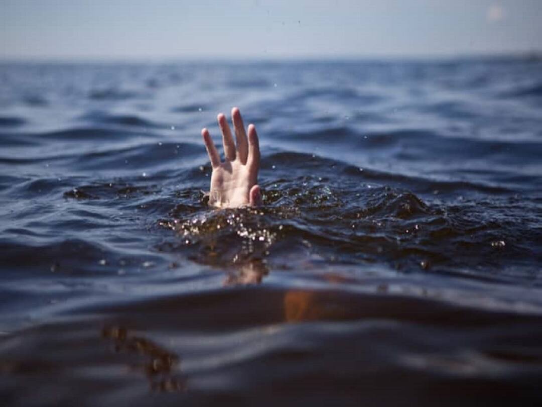 Kakinada Man Died And Two Peopled Drowned While Immersing Ganesh in The Sea  Kakinada News: వినాయక నిమజ్జనంలో విషాదం - ఒకరు మృతి, ఇద్దరు గల్లంతు!