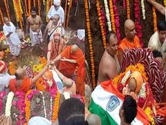 In Photos: हजारों नम आंखों ने स्वामी स्वरूपानंद सरस्वती को दी अंतिम विदाई, देखें तस्वीरें