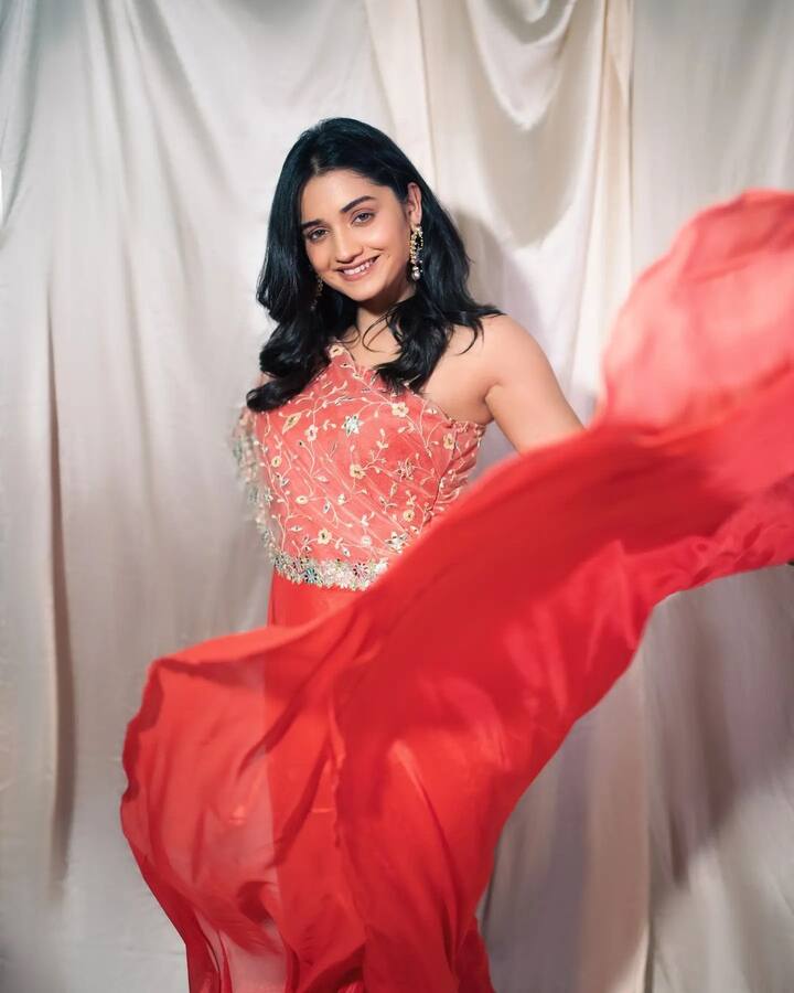 मालिकांमधून तिने प्रेक्षकांची मने जिंकून घेतली आहेत. आज (12 सप्टेंबर) हृता दुर्गुळे तिचा वाढदिवस साजरा करत आहे.