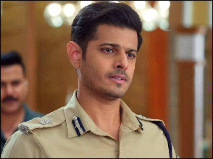 सिने-टेल्स की रिपोर्ट के अनुसार नील भट्ट (Neil Bhatt) शो में एसीपी विराट चव्हाण का किरदार निभा रहे हैं. नील इस टीवी शो के एक एपिसोड के लिए करीब 1 लाख रुपये फीस चार्ज करते हैं. नील के किरदार की बात करें तो सीरियल में विराट सई के प्यार में पागल है, हालांकि, उसकी शादी सिर्फ एक समझौता होती है. दर्शकों को सई और विराट की जोड़ी बहुत पसंद आई थी.