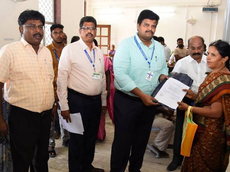 karur: people grievance day meeting at the district collector office கரூர் மாவட்ட ஆட்சியர் அலுவலகத்தில் 264 கோரிக்கை மனுக்கள் பெறப்பட்டது