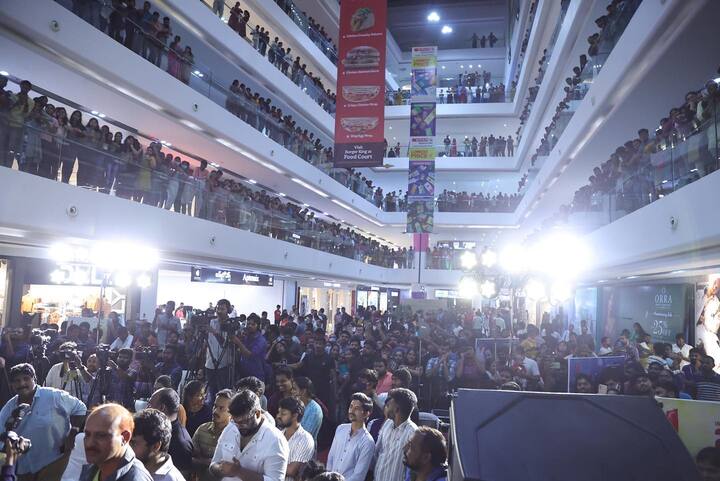 కృష్ణ వ్రింద విహారి ట్రైలర్ లాంచ్ వేడుకకి వచ్చిన అభిమానులు. Image Credit: Shirley Setia/ Instagram