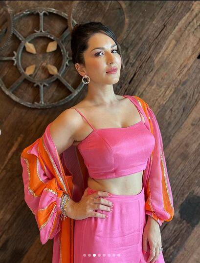 ਇਸ ਤੋਂ ਇਲਾਵਾ ਜੇਕਰ ਸੰਨੀ ਲਿਓਨ ਦੀਆਂ ਫਿਲਮਾਂ ਦੀ ਗੱਲ ਕਰੀਏ ਤਾਂ ਉਹ ਤੇਲਗੂ ਫਿਲਮ 'ਕਲਕੀ' 'ਚ ਨਜ਼ਰ ਆਈ ਸੀ। ਇਸ 'ਚ ਉਹ 'ਡਿਓ ਡਿਓ' ਗੀਤ 'ਚ ਨਜ਼ਰ ਆਈ ਸੀ। ਉਨ੍ਹਾਂ ਦੇ ਪ੍ਰਸ਼ੰਸਕ ਉਨ੍ਹਾਂ ਦੀਆਂ ਫਿਲਮਾਂ ਦਾ ਬੇਸਬਰੀ ਨਾਲ ਇੰਤਜ਼ਾਰ ਕਰ ਰਹੇ ਹਨ।
