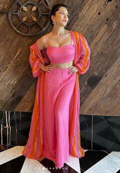 Sunny Leone: ਸੰਨੀ ਲਿਓਨ ਨੇ ਲੁੱਟੀ ਮਹਫਿਲ, ਗੁਲਾਬੀ ਪਹਿਰਾਵੇ ਵਿੱਚ ਲਗਾਇਆ ਗਲੈਮਰ ਦਾ ਤੜਕਾ