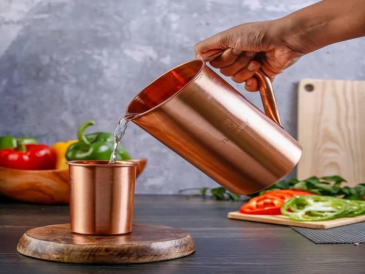 Health Tips avoid these mistakes while drinking copper water marathi news Health Tips : तांब्याच्या भांड्यातून पाणी पिण्याचे फायदे तितकेच तोटेही; 'या' चुका करणे टाळा