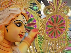 দুর্গার রকমারি সাজ-পোশাকের সমাহার! পুজোর মুখে তুঙ্গে ব্যস্ততা, এই গ্রাম যেন এক অন্য শপিং মল