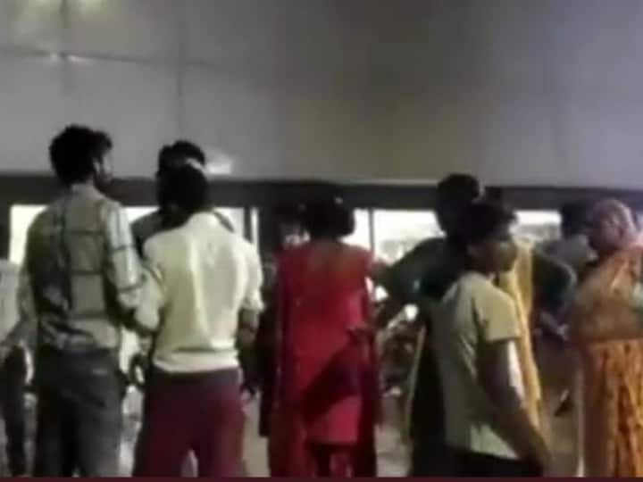 Greater Noida 16 women working in a private company in suddenly fainted who have been hospitalized Ann Noida News: ग्रेटर नोएडा की कंपनी में एक साथ 16 महिलाएं हो गई बेहोश, पुलिस ने कराया अस्पताल में भर्ती