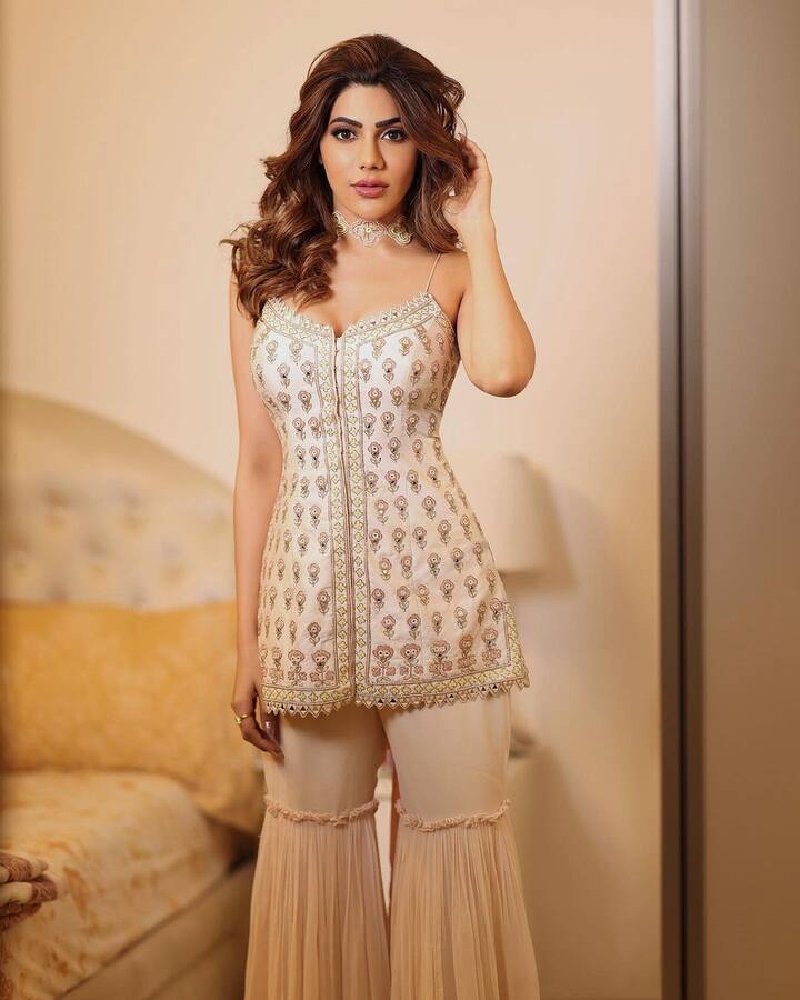निक्की तंबोली सोशल मीडिया पर काफी एक्टिव रहती हैं. आए दिन वो अपने इंस्टाग्राम अकाउंट से अपनी फोटो-वीडियो शेयर कर लाइमलाइट में बनी रहती हैं.