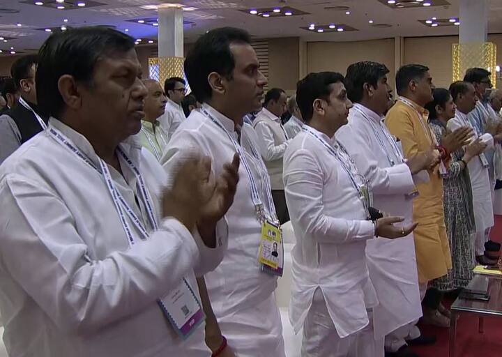 वर्ल्ड डेयरी समिट का आयोजन ग्रेटर नोएडा में हो रहा है. इस सम्मेलन में 50 देशों के 1500 प्रतिनिधि शामिल हो रहे हैं.