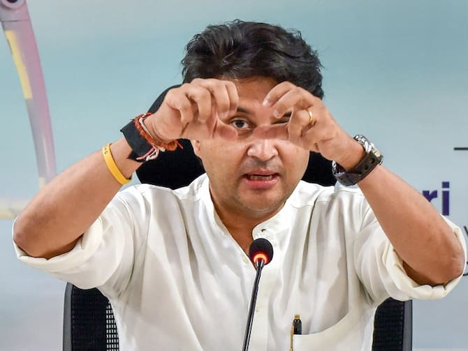 MP Union Minister Jyotiraditya Scindia Food In Dalit Plate In Gwalior ANN | Gwalior News: बदले-बदले से नजर आ रहे हैं ज्योतिरादित्य सिंधिया, इस रणनीति पर कर रहे काम