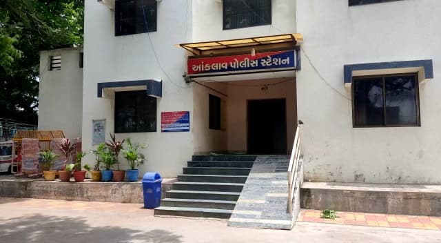 આણંદની આંકલાવ પોલીસે ગત મોડી રાત્રીના દારૂની મહેફિલ માણતા નબીરાઓને ઝડપી પાડ્યા હતા. યુવકો બર્થ ડે પાર્ટીમાં દારૂની મહેફિલ માણતા હતા.