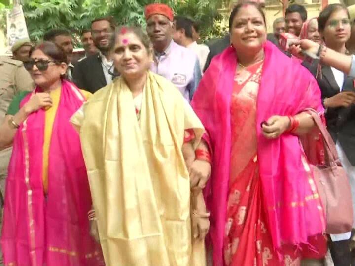 दरअसल, 18 अगस्त 2021 को विश्व वैदिक सनातन संघ के प्रमुख जितेंद्र सिंह विसेन के नेतृत्व में राखी सिंह सहित पांच महिलाओं ने सिविल जज सीनियर डिवीजन रवि कुमार दिवाकर के कोर्ट में एक मुकदमा दाखिल किया. उन्होंने इसमें मांग की थी कि ज्ञानवापी परिसर स्थित मां श्रृंगार गौरी के मंदिर में नियमित दर्शन पूजन की अनुमति मिले.